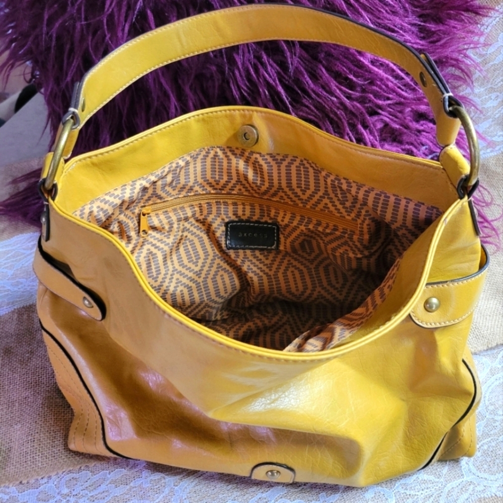 Access a Liz Claiborne company yellow shoulder bag gold tone hardw